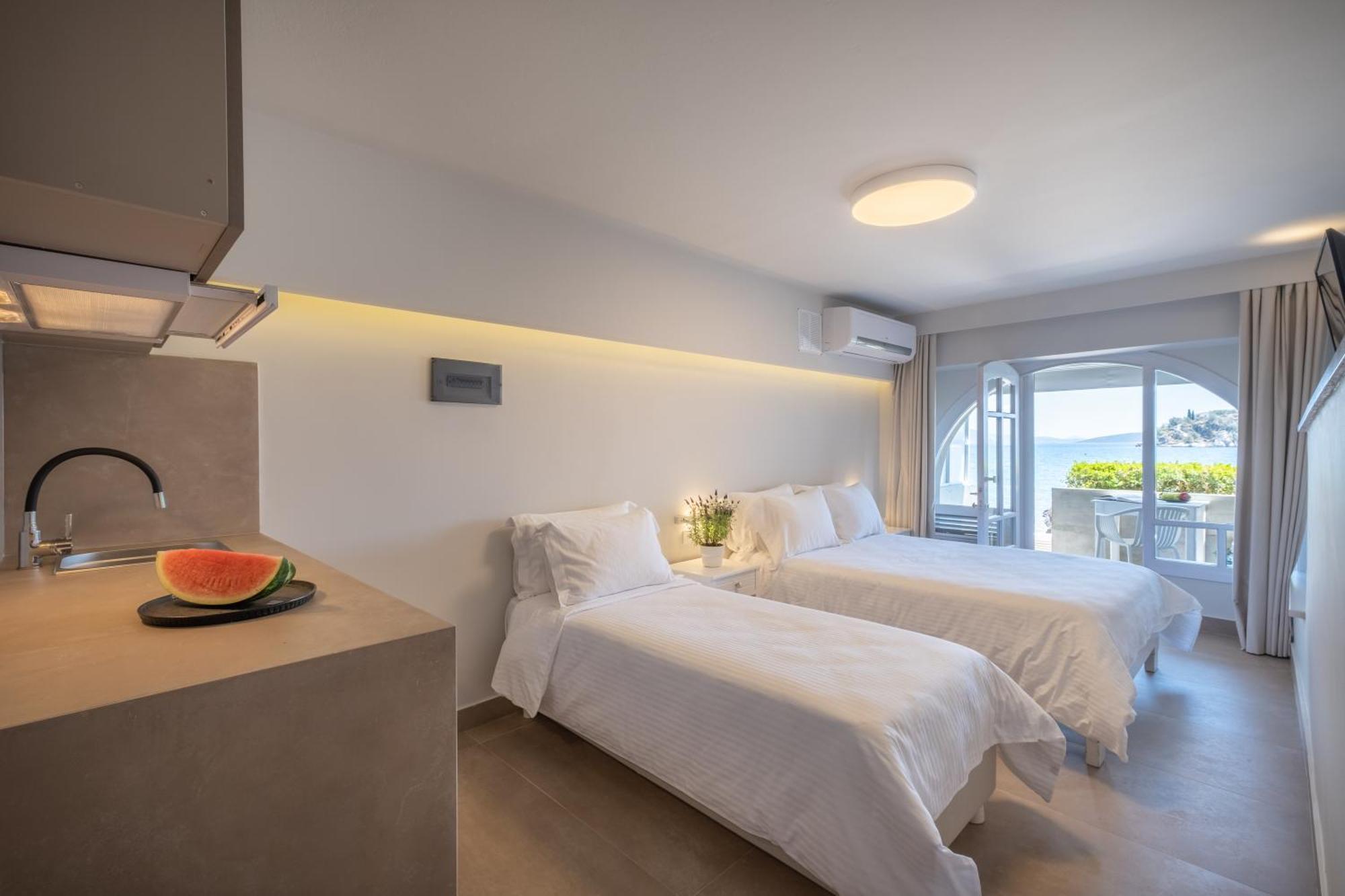 Nelly'S Apartments Толон Екстериор снимка